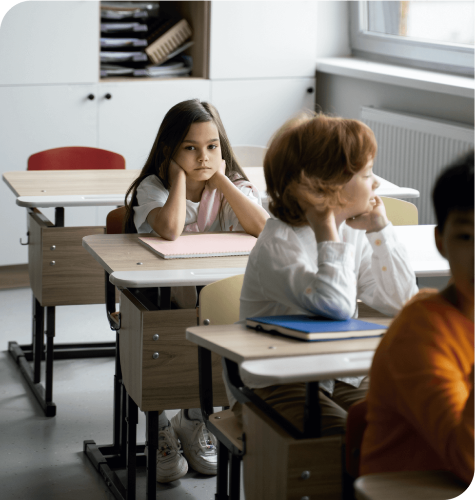 Estudiantes de Educación Básica en Salón de Clases sin Prestar Atención